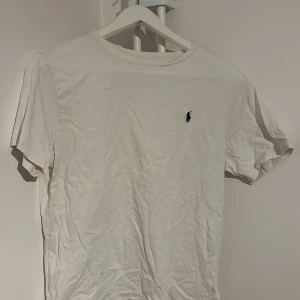 Vit t-shirt från Ralph Lauren - Vit t-shirt från Ralph Lauren storlek 160
