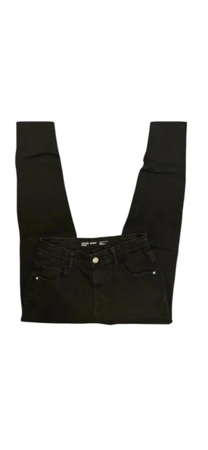 Svarta skinny jeans  - Svarta skinny jeans med skinny fit. Byxorna har knapp och dragkedja framtill, smal passform och är tillverkade i stretchigt jeanstyg för en bekväm känsla.  158cm