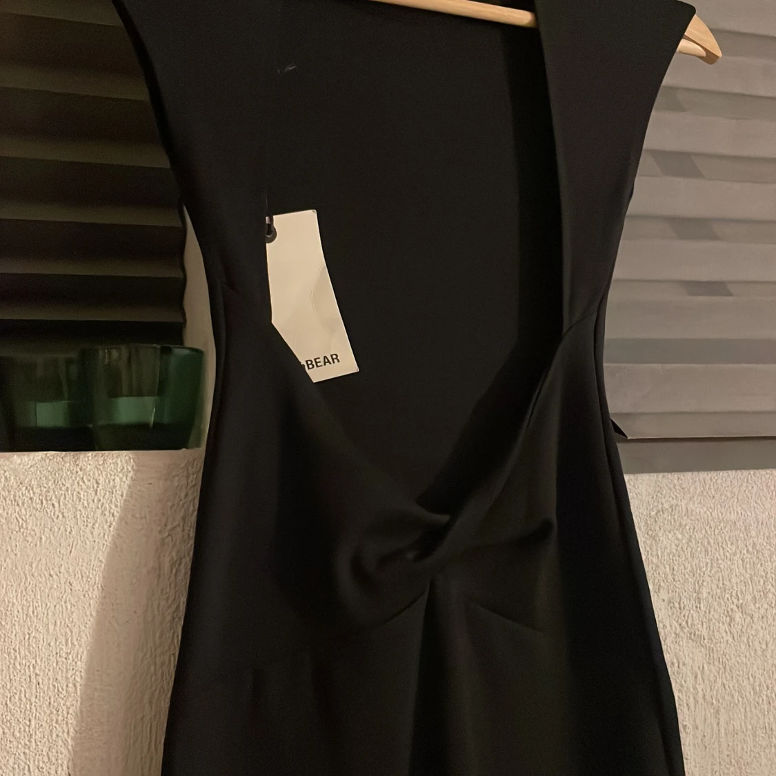 Svart långklänning med öppen rygg  - 4