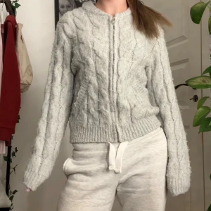 Ljusgrå stickad kofta  - Snygg stickad kofta från ZARA storlek 11-12 år motsvarar xxs / xs. Inga hål eller fläckar 