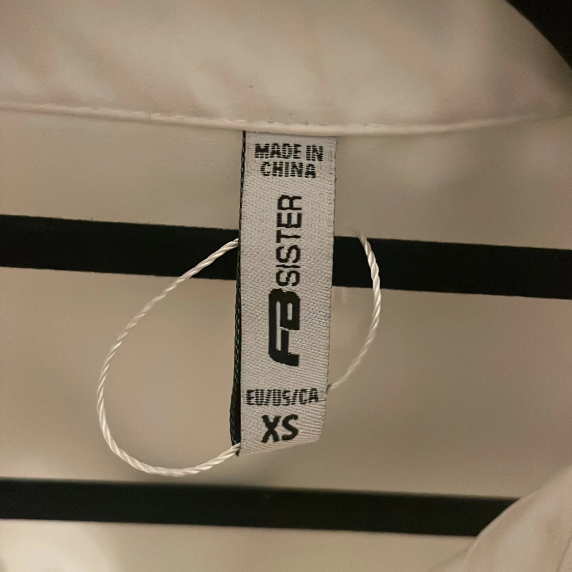 Vit croppad skjorta från FB Sister - 1