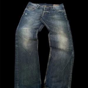 2000s vintage archive y2k grisch blå jeans - NOT JACOB CÖHEN                                    Perfect fit  Beautiful wash and color 🌟 Flawless condition expect for small tear in the back (last pictures) which has been patched and is unnoticible and wont break  Great add to your closet 👌 Fast shipping 📦 Measurments Full length 100cm Waist 45cm 