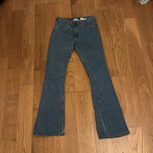 Blå bootcut jeans strl 158 - Snygga låg midjade jeans med bootcut passform och klassisk femficksdesign. Jeansen har normal midja och är tillverkade i mjukt denimtyg som ger en skön känsla. Perfekta för dig som gillar en lite vidare siluett nertill och vill ha en cool look. Pris kan diskuteras 