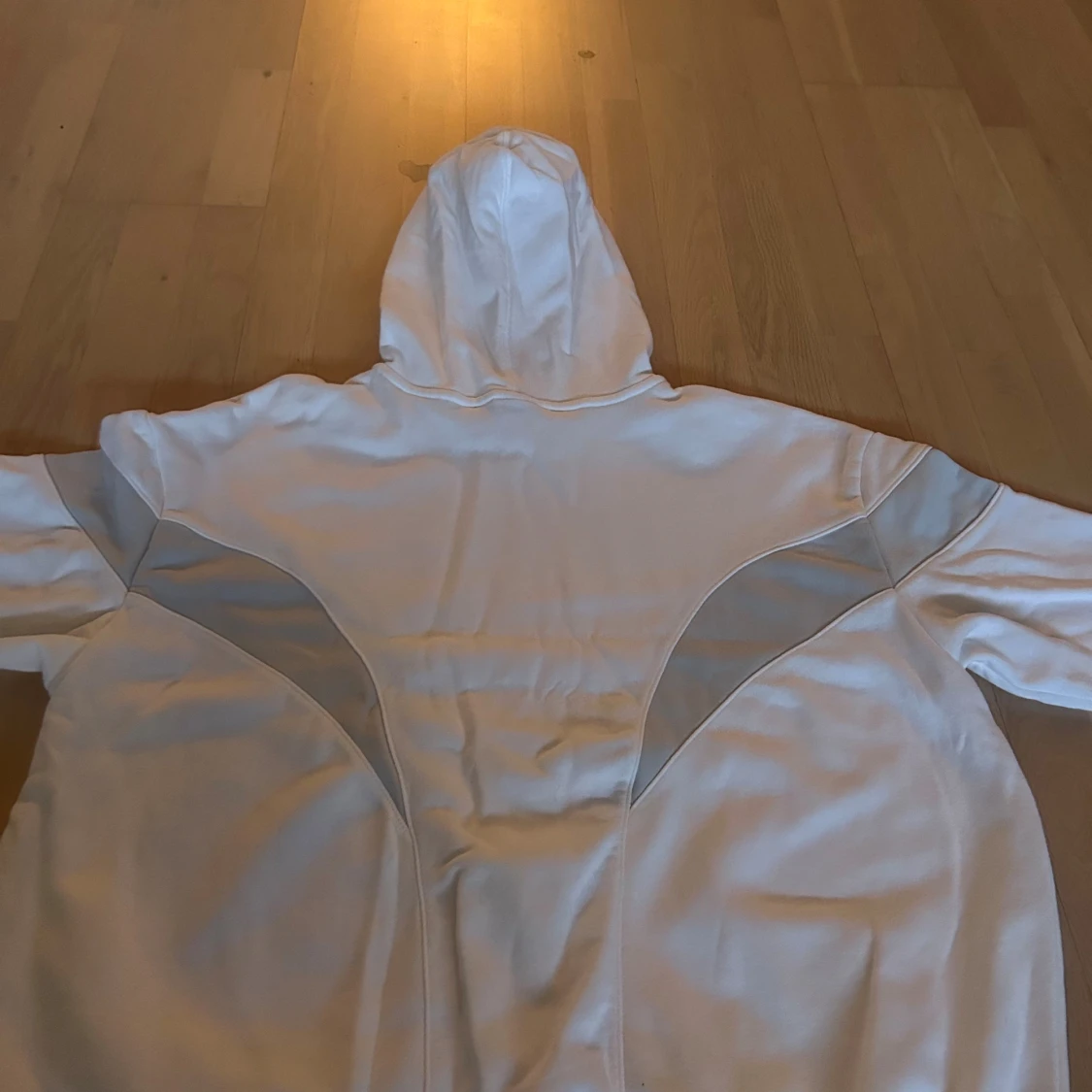 Vit Nike Air hoodie med grå detaljer - 2
