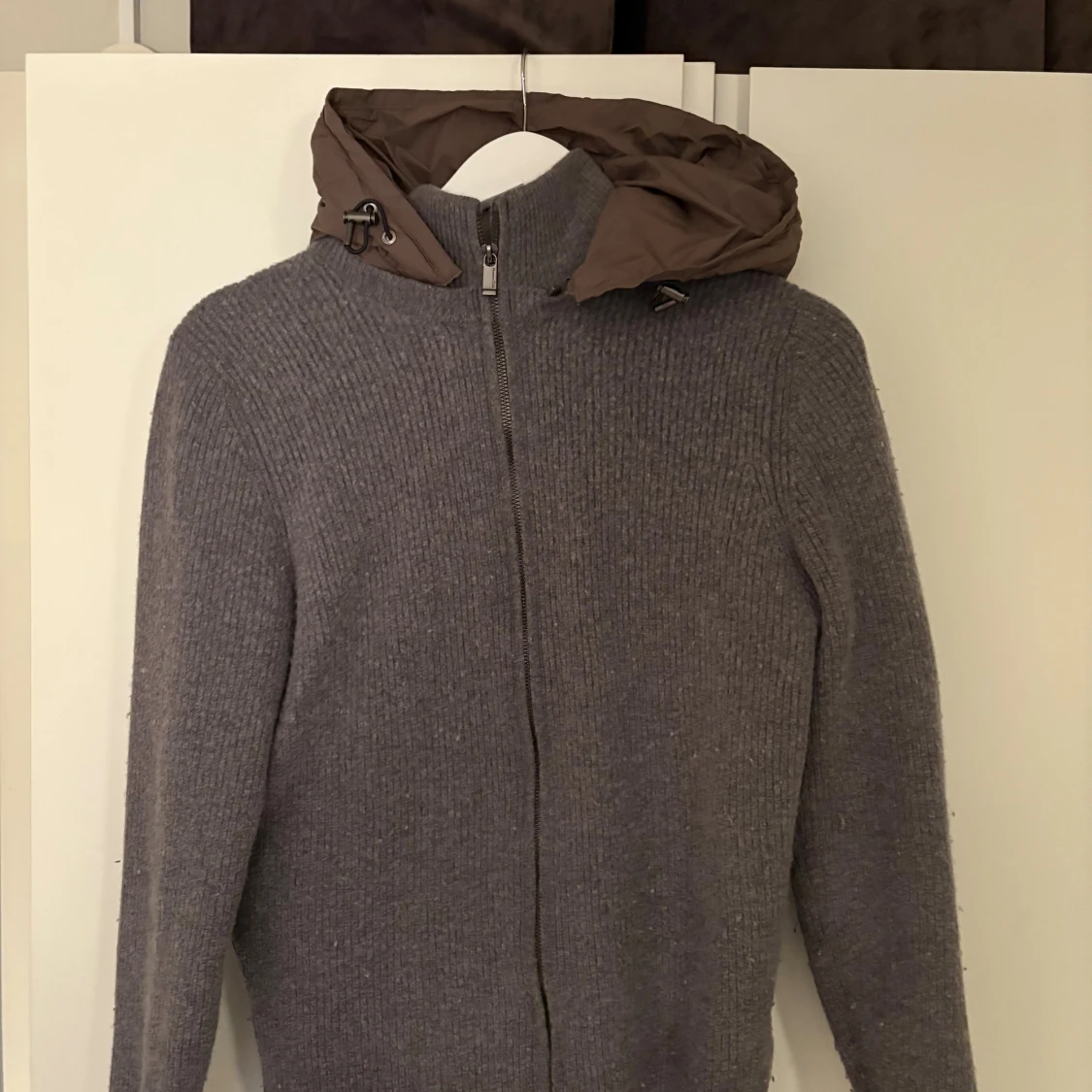 Grå stickad cardigan jacka med huva