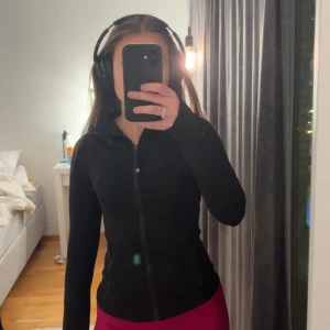 Svart Lululemon - Svart träningströja från Lululemon, jag säljer för att jag köpte den i två olika storlekar så behöver ej denna! Den är därför inte använd och i nyskick. Storlek 4, skulle säga att det motsvarar XS/S☺️
