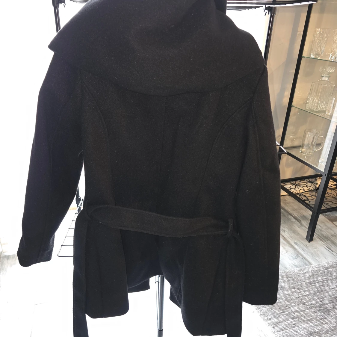 Svart kappa med bälte från Amisu, så gott som ny - 1