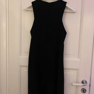 Elegant svart klänning från Missguided🖤 - Säljer just nu denna stilrena svarta klänning från Missguided med ärmlös design och rund halsringning. Klänningen har en rak passform och stängs med dragkedja i ryggen. Perfekt för dig som gillar minimalistisk och klassisk stil. Passar lika bra på jobb, högtid eller finmiddag såväl som på fest.🙌