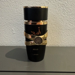 Lattafa Asad  - Testa Lattafa Asad i praktiska provflaskor. Perfekt för dig som vill upptäcka en ny doft eller ha med dig parfymen på språng. Den är inspirerad av dior sauvage elexir. 15 kr för 2 ml, 25kr för 5 ml och 49kr för 10 ml.
