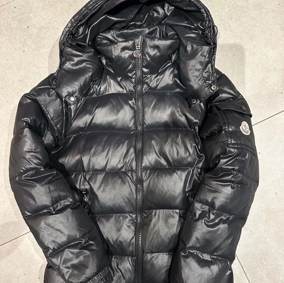 Svart Moncler pufferjacka med huva