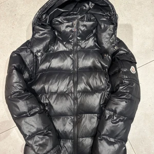 Svart Moncler pufferjacka med huva - Moncler Maya. Perfekt nu till vintern💕hör av dig vid fler frågor eller bilder❤️qr kod och nfc tag fungerar. Annat äkta hets bevis finns ej. 