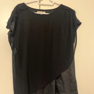 Paita XXL - Musta kiiltäväpintainen paita. Olkapäillä pitsiset yksityiskohdat. Koko XXL. Kaikai n 55cm, pituus n 68cm. Eläintalous MMM, lisätietoja saa kysymällä Katsothan myös muut ilmoitukseni Tarjoa 