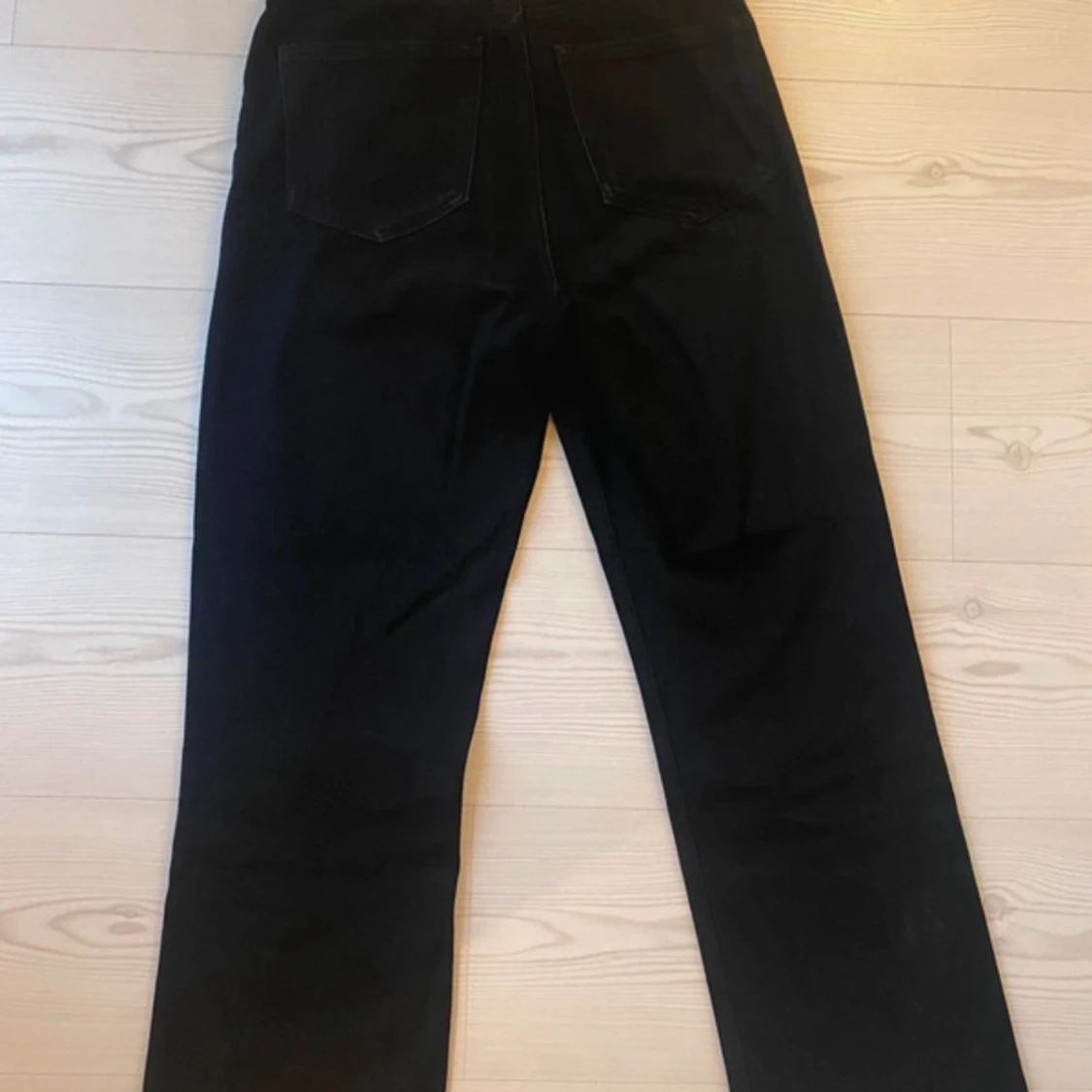 Svarta croppade  jeans från Lindex, strl 36 - 3