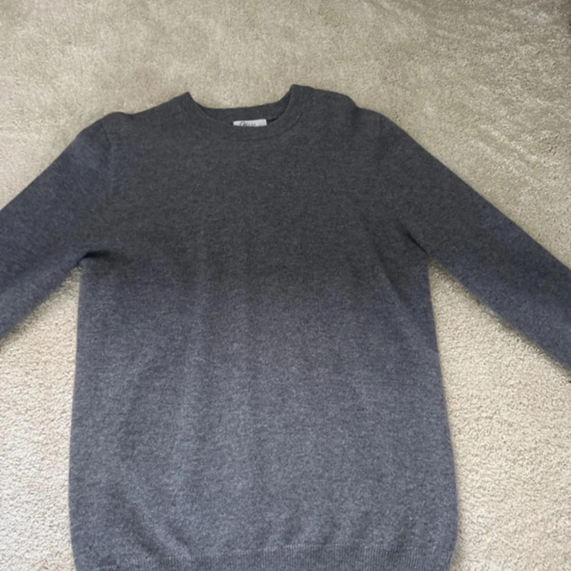 Grå stickad tröja i kashmir