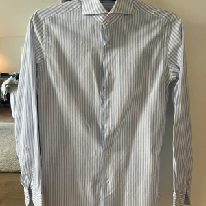 Zgander skjorta - Väldigt högkvalitativ skjorta och mycket bra kvalitet.  Randig. Storlek 37 1/2