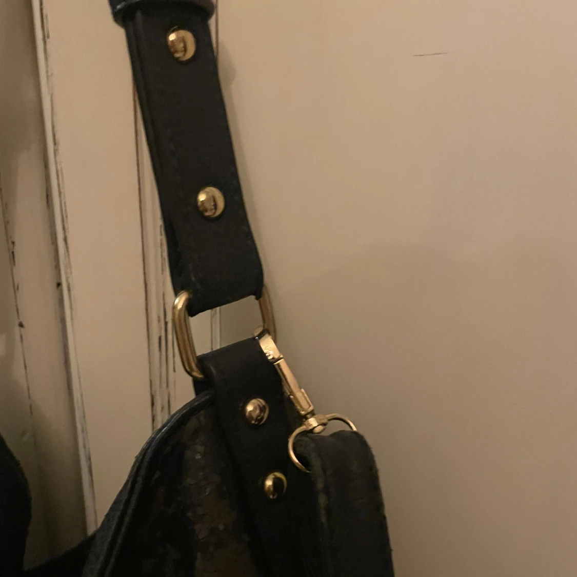 Mörkblå axelväska i skinn med dragkedja - 2