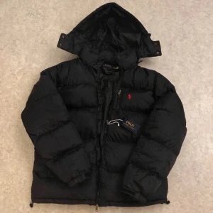 Svart pufferjacka från Polo Ralph Lauren - Intressekoll🩷 storlek s | nypris runt 3000🩷