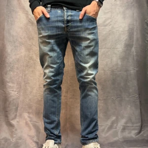 Dondup George Jeans | W34, fits 32,33 - Sjukt feta dondup George jeans! Mest eftertraktade modellen på marknaden | Slitningarna är original från deras fabrik | skick 8,5/10 inga synliga defekter | Modellen på bilden är 182, 73kg  📦 | Frakt sker samma dag som vid köp (lite beroende på tid) 