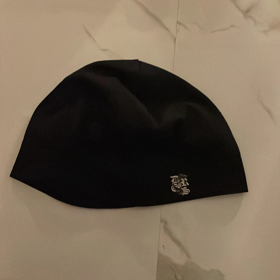 Svart mössa med tryck från decrease - 2