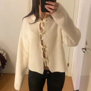 Stickad tröja - från gina young, passar som S 