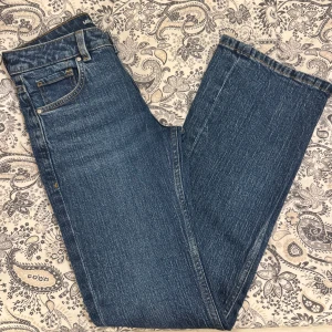 Bikbok Mira blå bootcut jeans - Köpa på Bikbok innan sommaren, och är aldrig använda. De är i storlek 25/32, och har en låg midja. Jag är 163 cm och på mig når de ner hela vägen till hälarna. Hör gärna av dig vid frågor🤎