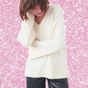 Vit stickad v-ringad tröja Gina Tricot - Mysig vit stickad tröja från Gina Tricot med breda ribbade muddar och v-ringad hals. Tröjan har en loose passform och långa ärmar, perfekt för lager-på-lager. Materialet är mjukt och känns lyxigt mot huden. 