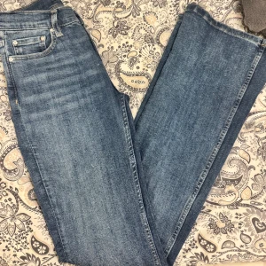 Gina Tricot low waist bootcut jeans  - Köpa från Gina tricot för bara två veckor sedan, men kände inte att det blev helt rätt så därför säljer jag de. Aldrig använda men jag har klippt prislapparna. De är i storlek 34, och jag är 163 cm och på mig är de lite för långa. Hör gärna av dig vid frågor🤎