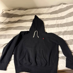 Ralph lauren hoodie  - Säljer nu denna fina Ralph lauren hoodie! Den är i fint skick och sparsamt använd. Storlek M.