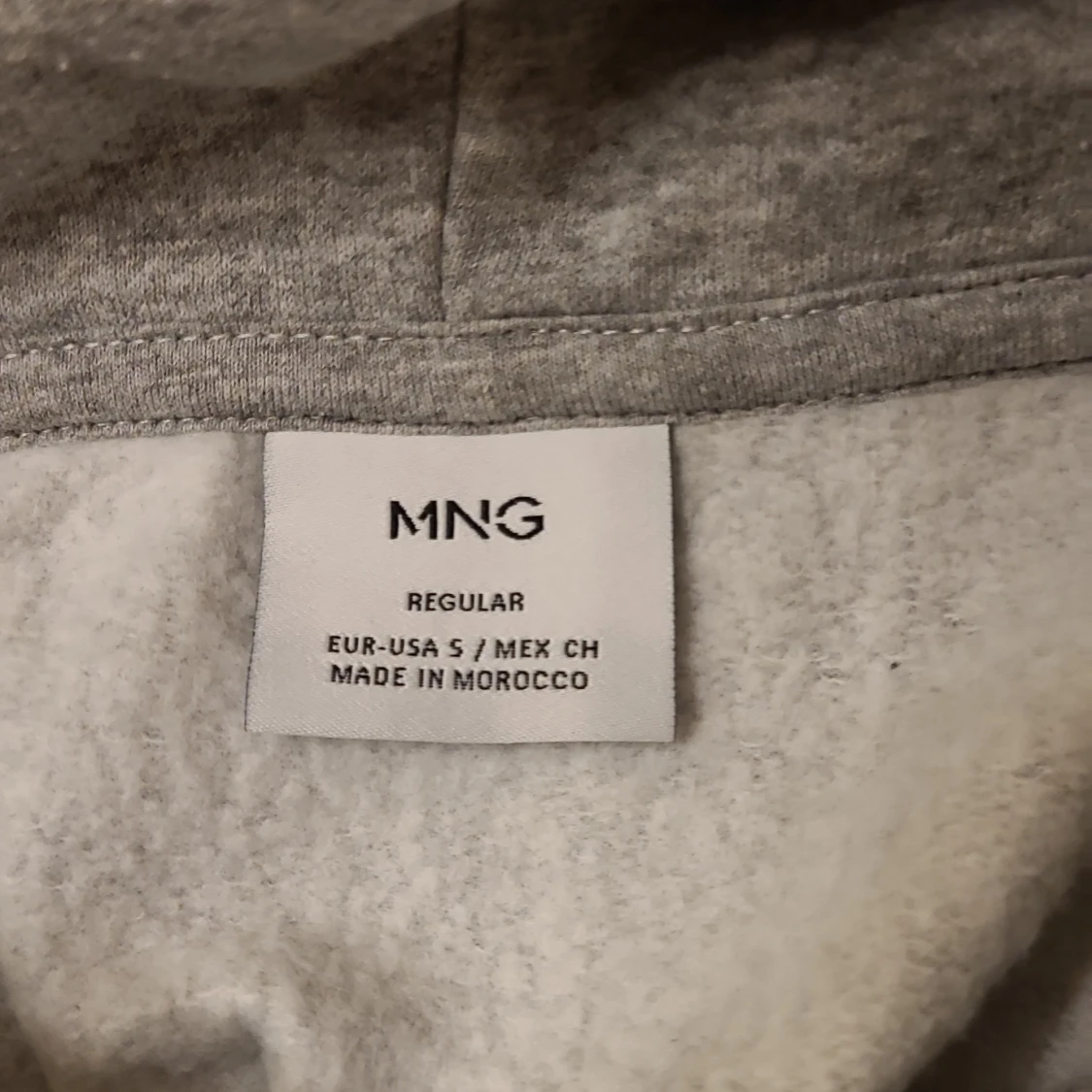 Grå hoodie från MNG med tryck - 3