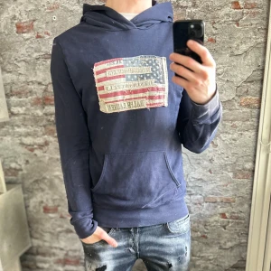 Ralph Lauren Denim Supply Hoodie - Bra skick, lite fläckig bara. Storlek S passar dig som är mellan 175-185cm ungefär. Nypris ca 2000kr. Modellen är 185 cm, 79 kg. Passar bra nu till vintern. Skriv för mer information!🤝