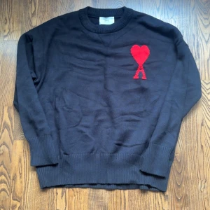 Svart stickad tröja från Ami - Svart röd tröja från ami Paris mycket bra skick ock storlek M