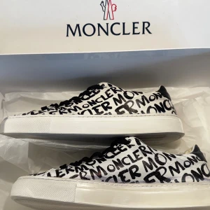 Moncler skor storlek 37/5 - Säljer mina supercoola Moncler skor i storlek 37/5 då de inte kommer användning längre. Moncler text över hela skon vilket gör så skorna sticker ut. Skokartongen ingår. Priset kan diskuteras☺️