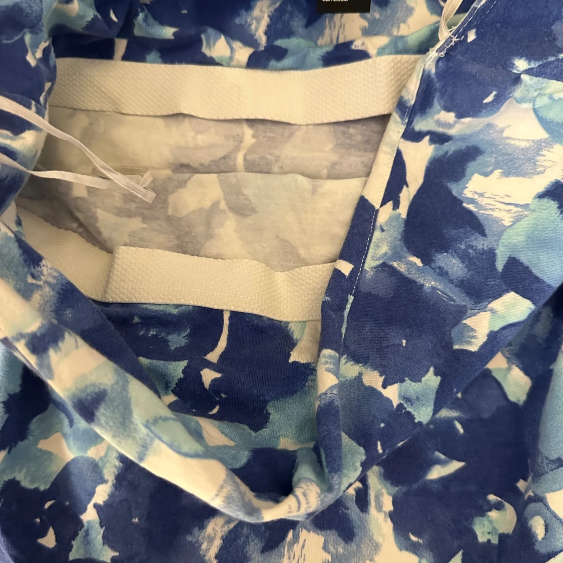 Blåvit tubtopp med abstrakt mönster - 2