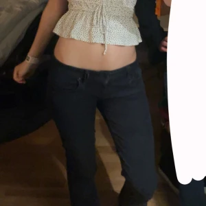 svarta ltb jeans - säljer nu mina svarta ltb jeans i strl w26 l34 ☺️super bra skick och inga defekter och har ändå använd dom ett par gånger.  andra bilden har inte jag tagit💘skriv för bud eller frågor