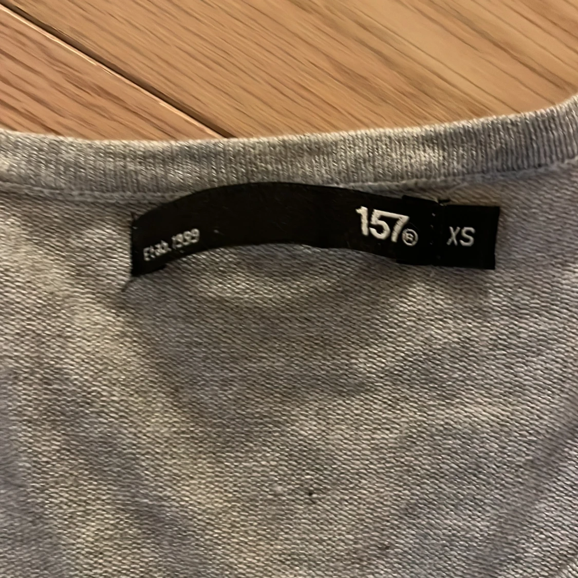 Grå v-ringad tröja från 157 - 1