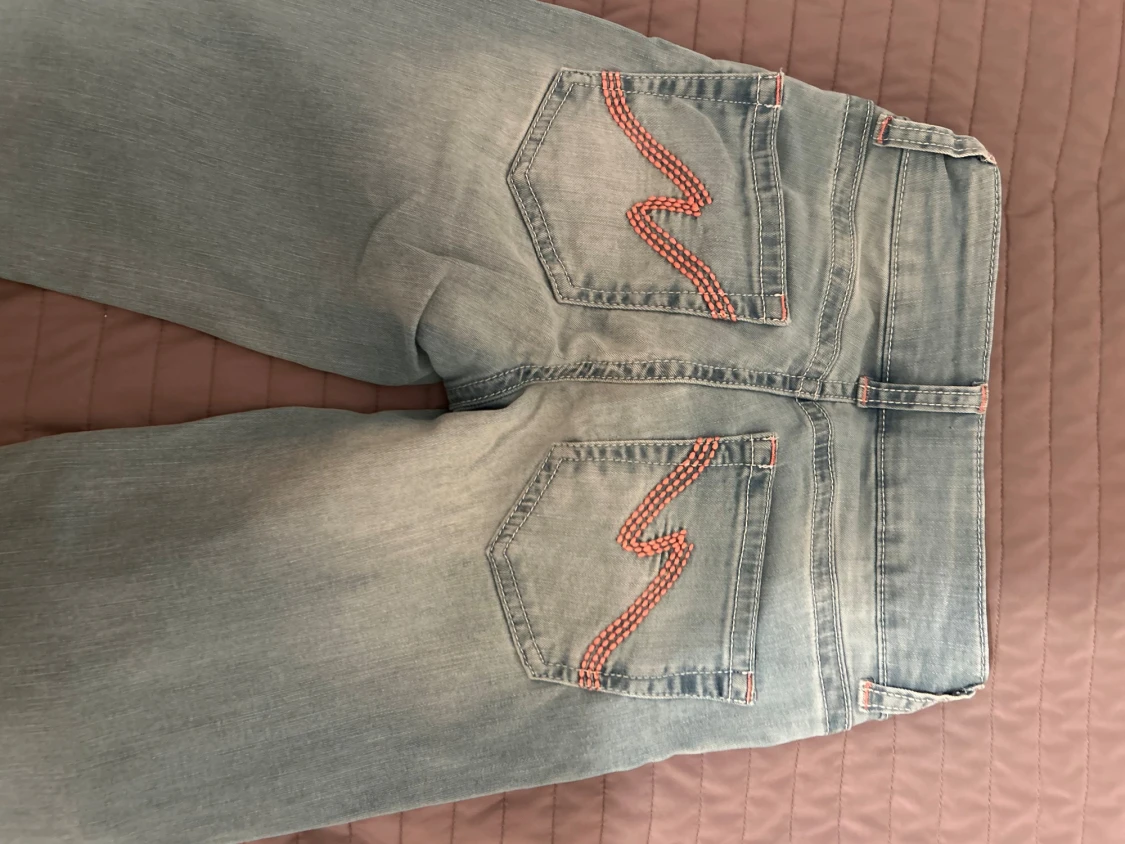 Ljusblå jeans från Nelly med rosa detalj