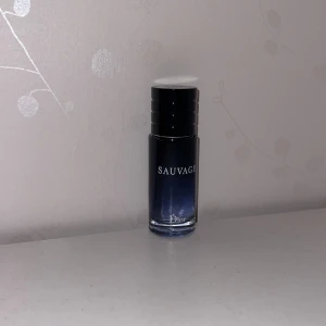 Dior sauvage - En klassiker som aldrig går ur stil. Fräsch och kraftfull doft med toner av bergamott, peppar och trä. Fräsch och maskulint på bästa nivån. 🌿