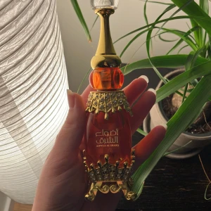 Afnan parfymolja - Afnan - Adwaa Al Sharq. Ganska lik Baccarat Rouge men mer fruktig. 25 ml, kanske använt ca 1 ml. Håller sjuukt länge!