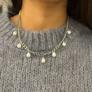Silvrigt halsband med pärlor - Matchande örhängen finns i en separat annons  Finns även i guldpläterad variant.  Material: Rostfritt stål Bredd: 6 mm Längd: 42-50cm Nickelfria och handgjorda.
