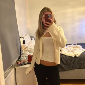 Vit kofta från Gina Tricot XS - Säljer en mjuk och stilren vit kofta från Gina Tricot i storlek XS. Koftan har rund hals, knappar framtill och ribbade muddar vid ärmslut och nederkant. Perfekt att slänga över en topp för en chill look. Fråga gärna om fler bilder eller info! Bara testad!