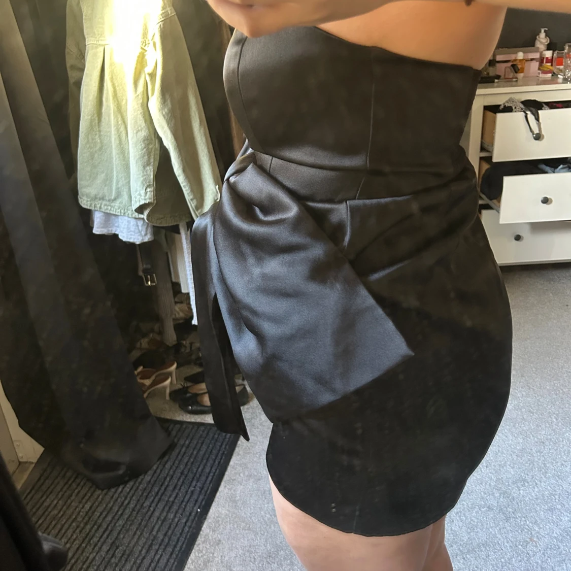 Svart miniklänning med rosett - 1