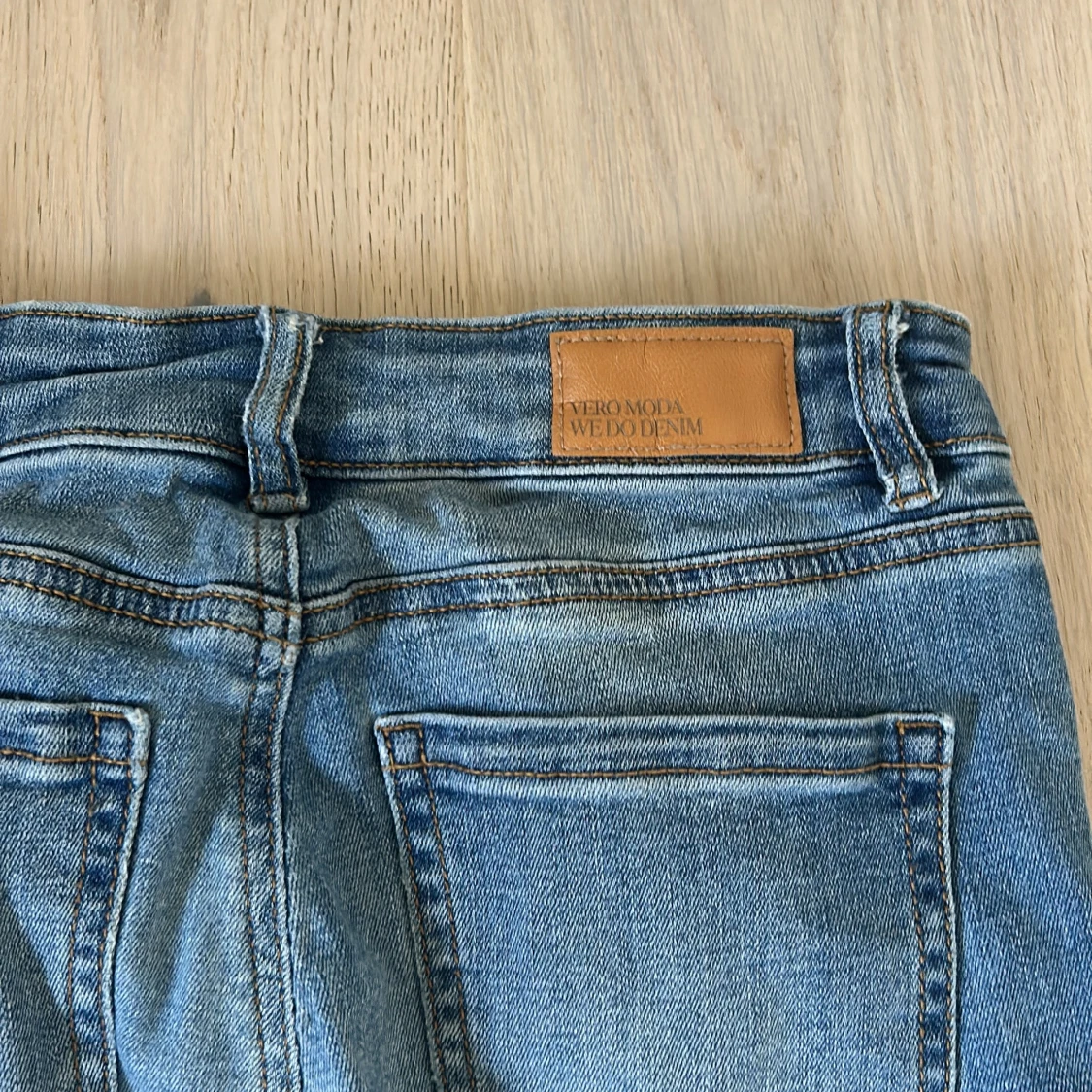Blå bootcut jeans från Vero Moda - 3