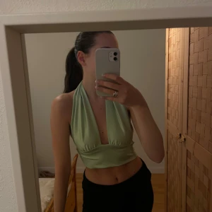 Halternecktopp - Säljer min halternecktopp med knytning bak från Gina Tricot. Så bekvämt material i en så fin grön färg 💚 Storlek XS men passar fler storlekar då den går att knyta så att den passar en!