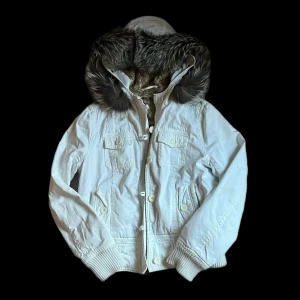 Aeropostale jacka - Vit 2000s jacka från gamla aeropostale med avtagbar päls (pälsen är från en annan jacka). Lapparna är borta men jag skulle uppskatta den till en storlek m eller l, jag har normalt sett s för referens och den är väldigt rymlig på mig. En knapp är borta och resten av knapparna sitter väldigt löst (ses sista bilden) men går att sy. I övrigt hel och ren. Använd köp nu🤍