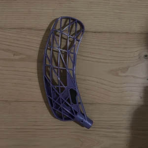 Oxdog blad - Säljer ett Oxdog blad med lilla färg och svart kolfiber 