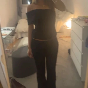 Svart offshoulder topp - Säljer denna fina topp eftersom jag inte använder den mer🤍Inga tecken på slitage eller liknanade