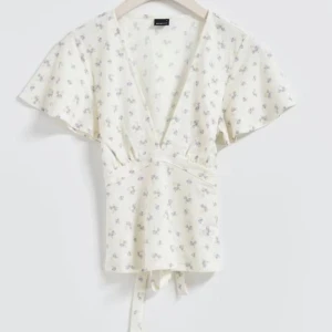 tie top  - jättesöt men kommer inte till användning tyvärr storlek M knyter där bak  nypris 280kr