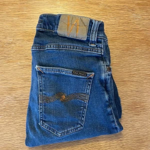 Mörkblå Nudie Jeans - Snygga mörkblå jeans från Nudie. Modellen har rak passform och normal midja, tillverkade i slitstarkt bomullsmaterial. Perfekt för dig som gillar stilrena och tidlösa jeans. Hör av er vid funderingar!✅💬