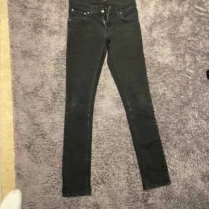 Svarta jeans från Nudie Jeans - Svarta jeans från Nudie Jeans i modellen skinny med smal passform och klassisk femficksdesign. 