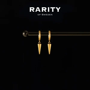 Spike Earring - Gold: Guldiga örhängen med nitar - Otroligt snygga örhängen med nitar i rostfritt stål!! Örhängena är i fin guldig färg och passar så bra för att piffa upp en outfit och lägga till en extra detalj🪽Likt alla andra våra smycken tål dessa örhängen vatten och håller sitt glans länge!! Vid frågor eller funderingar - välkommen att skriva till oss🪽